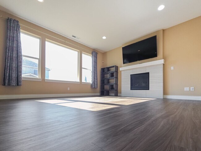 Foto del edificio - Modern 4-Bedroom End Unit with Luxury Fini...