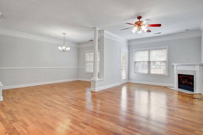 Foto del edificio - 1025 Riverland Woods Pl