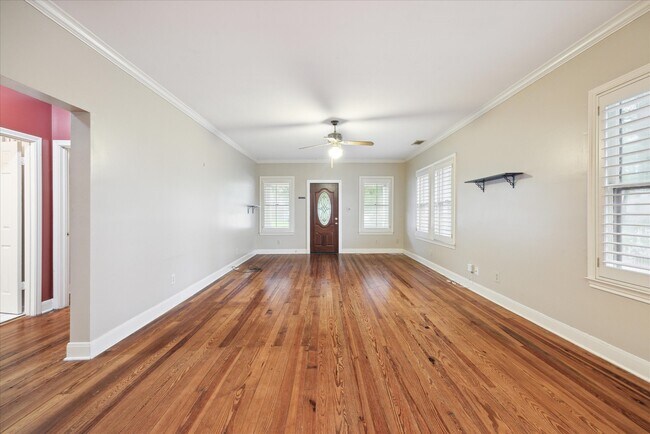 Foto del edificio - 321 W 13th St