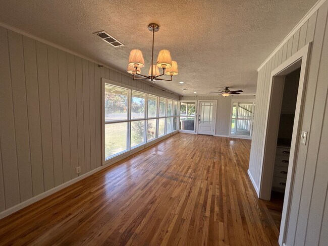 Foto del edificio - Cozy 2 Bed, 1 Bath Home Surrounded by Nature