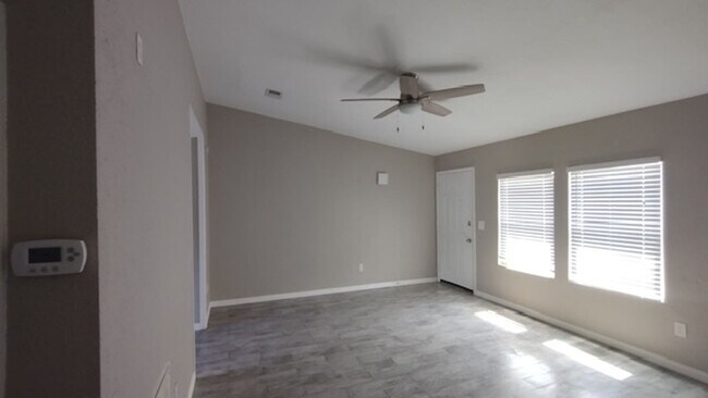Foto del edificio - 863 Meadowlark Circle