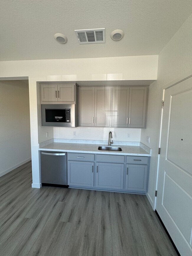 Foto del edificio - One Bedroom & One Bathroom Apartment