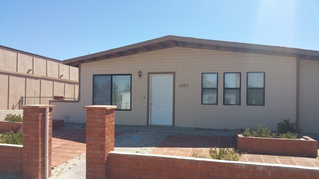 Building Photo - 4 BEDROOM HOUSE in Fort Mohave.