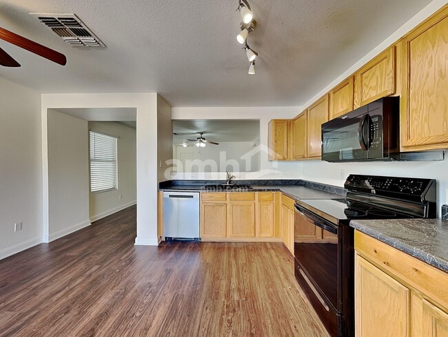 Building Photo - 2444 E Gleneagle Dr