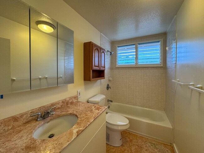 Foto del edificio - AVAILABLE NOW. 2BD/1BA/2PKG. Upstairs unit...