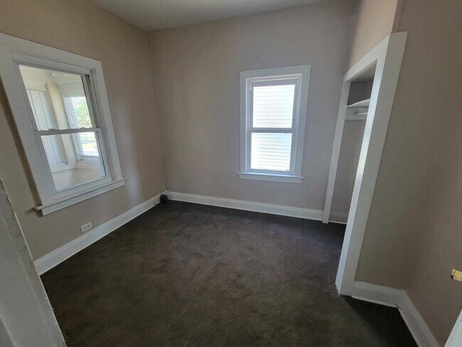 Building Photo - Spacious 3 bedroom located in North Toledo