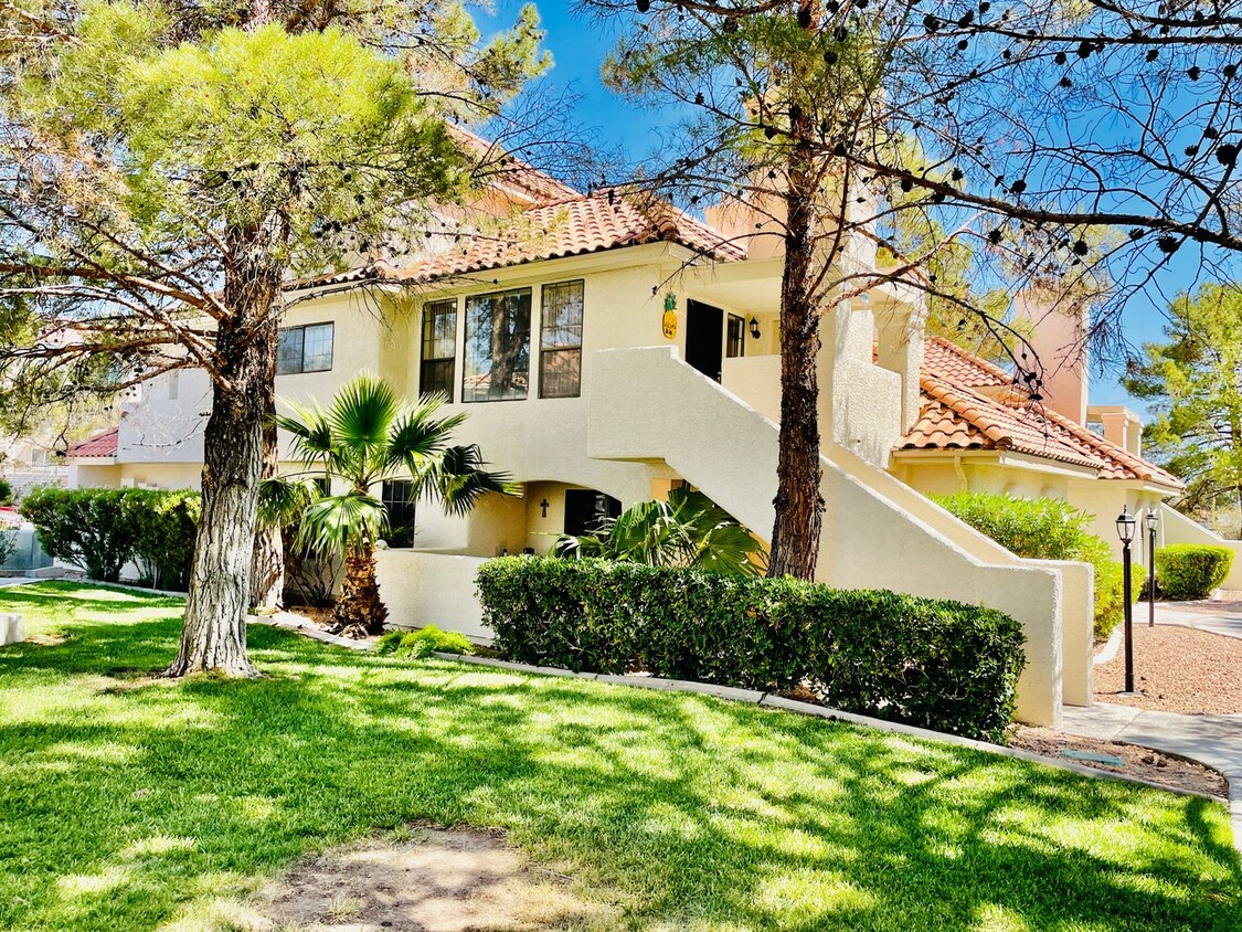 Primary Photo - Spacious 2 Bed, 2 Bath Condo in the Lakes!