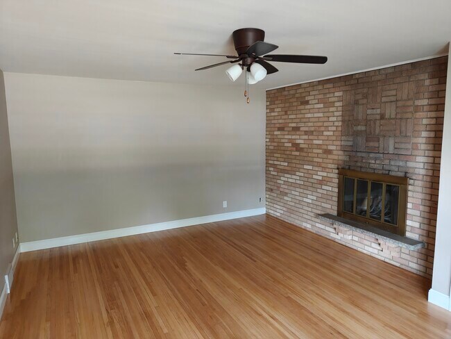 Sala de estar de la planta superior - 6434 Xerxes Ave S