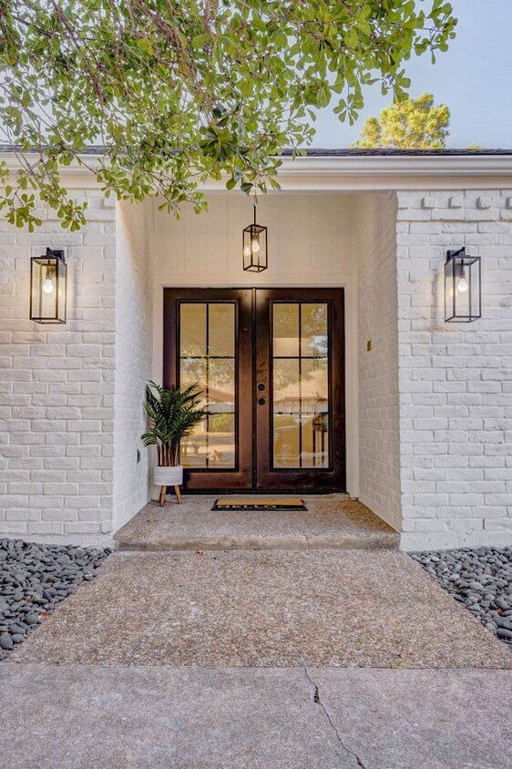 Foto principal - 10303 Chevy Chase Dr