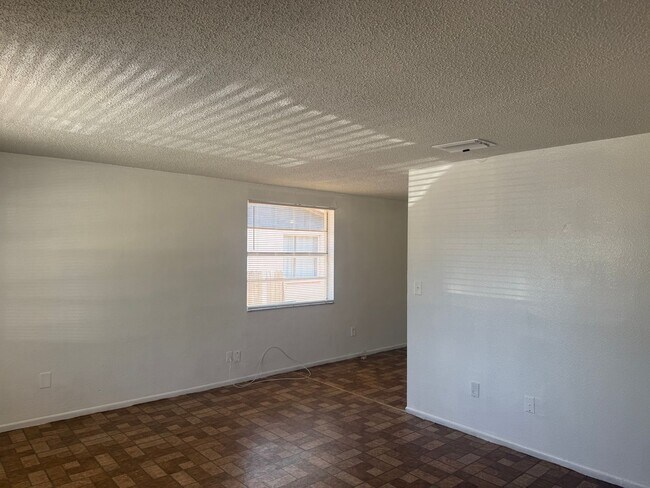 Building Photo - 3 bedroom 2 bath duplex