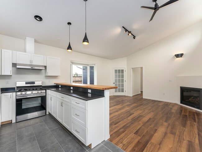 Habitación mínima con chimenea de gas - 3534 N Alaska Pl