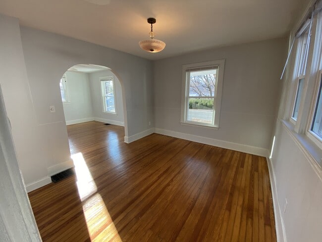 Building Photo - 705 Maple Ave