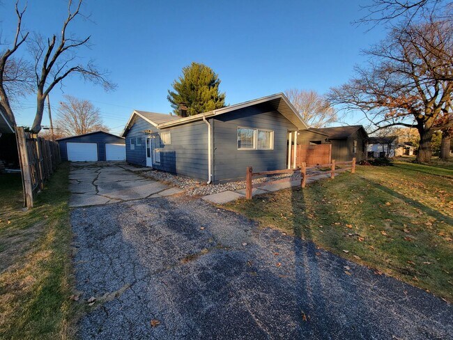 Building Photo - 4 bed, 2 bath, 2 car garage