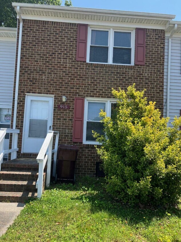 Primary Photo - LARGE 2 BEDROOM TOWNHOME