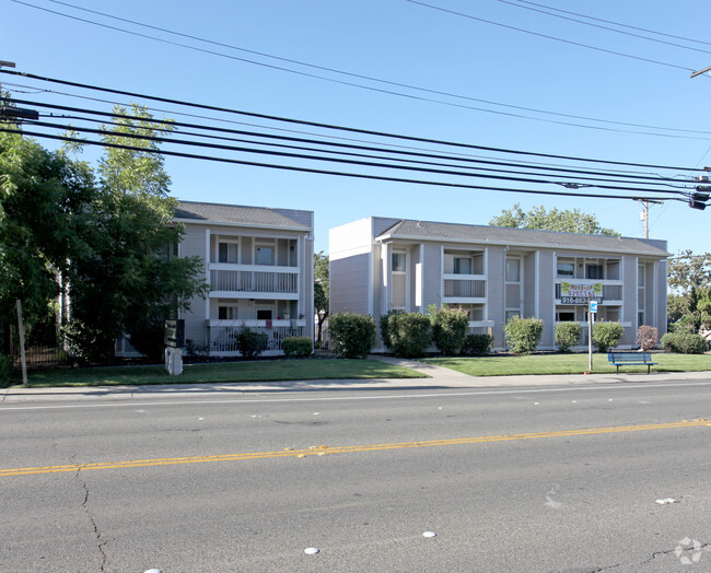 Primary Photo - Amberwood Apartments