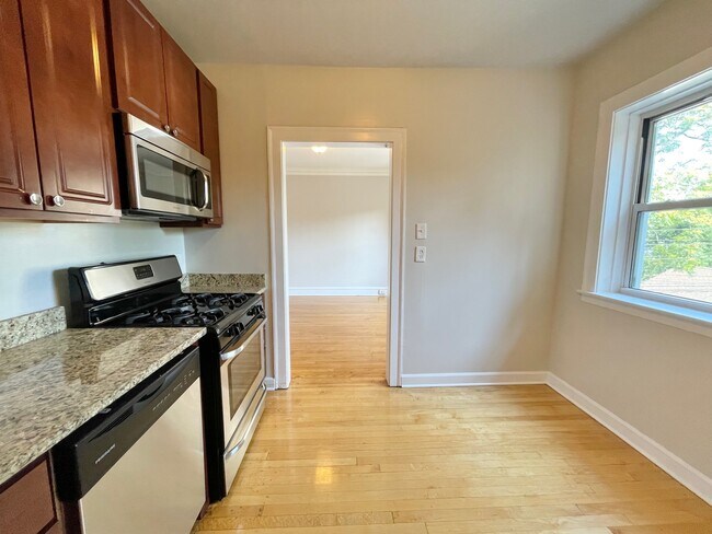 Building Photo - 5000 N Wolcott Ave