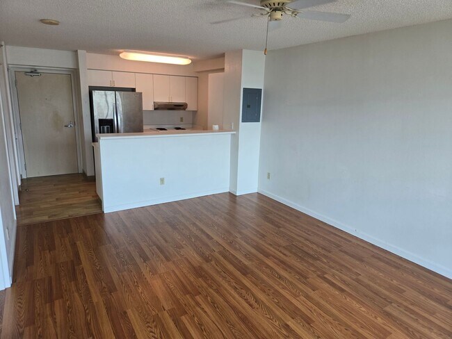 Building Photo - Breathtaking mountain view, 1 bdrm, 1 bath, 1 parking, washer/dryer in the unit, window AC