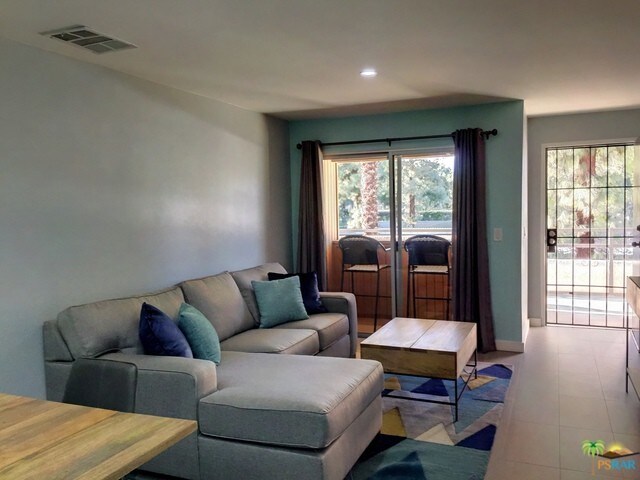 Building Photo - 575 N Villa Ct