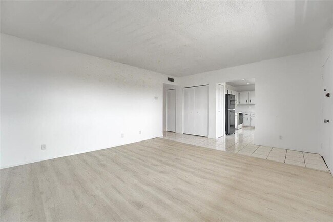 Foto del edificio - 6289 Lear Dr
