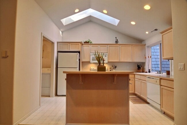 Building Photo - Cozy 2-Bedroom, 2-Bathroom Single-Family H...