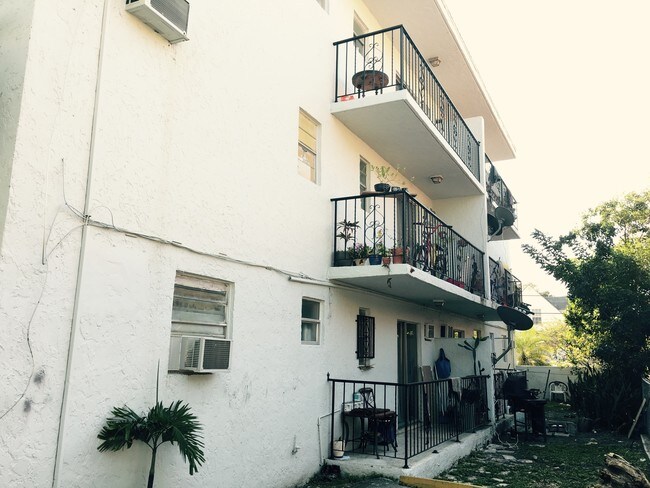 Foto del edificio - 817 NW 2nd St