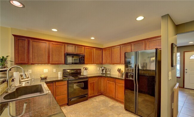 Building Photo - Beautiful 3 bed Home in Country Woods!