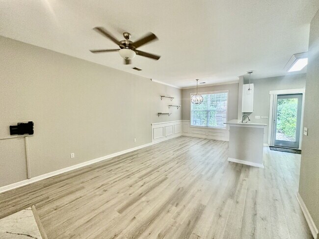 Foto del edificio - Spacious Townhome with a Private Courtyard in Westbury Park!