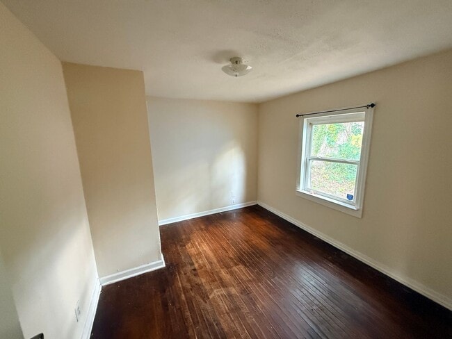 Building Photo - Cute home minutes from Uptown Charlotte!!