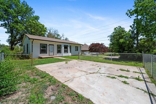 Foto del edificio - 2 or 3 bed/1 bath house in Indian Hills av...