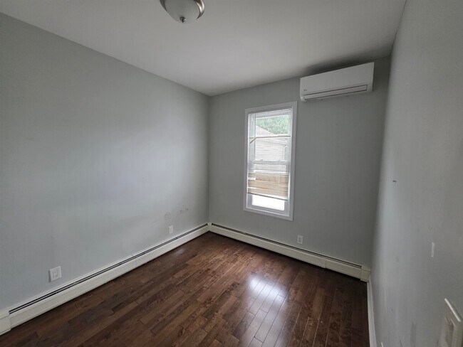 Building Photo - 712 17th St