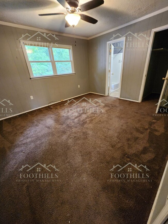 Building Photo - Move-In Ready 3BR Home with New Carpet, Ga...