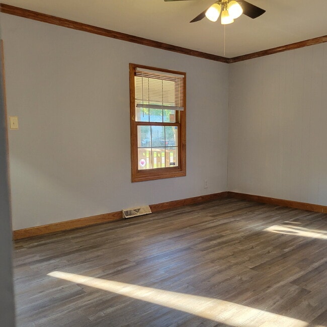 Foto del edificio - Highway to Home: Rent this 'Neighborly Oasis' 2 Bed/1 Bath with a Garage Bonus!