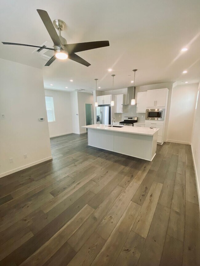 Building Photo - NEWER TOWNHOME AT THE MILL AT BROADWAY - A...