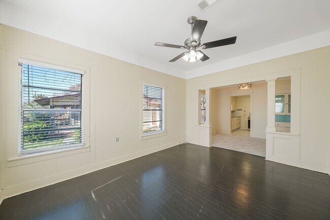 Building Photo - 2 Bedroom/1 Bath Lavaca Subdivision
