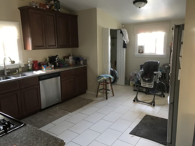 Kitchen/Laundry - w/ Dishwasher & Fridge - 986 E 51st St