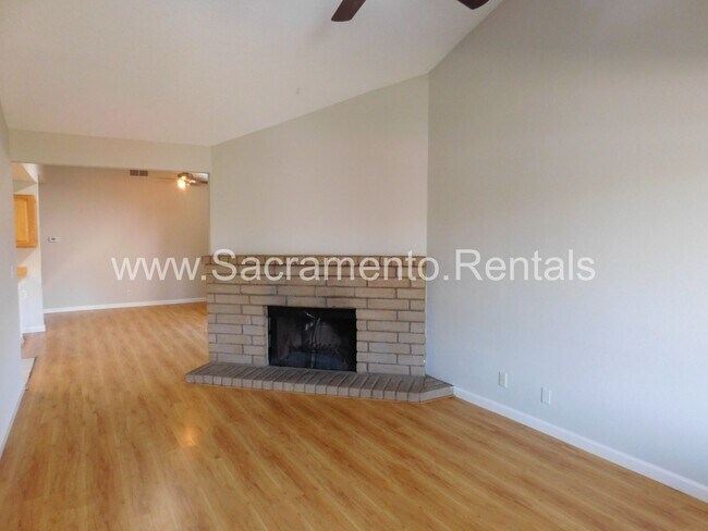 Foto del edificio - Cute 2bd/1ba Duplex with Garage - Walk to ...