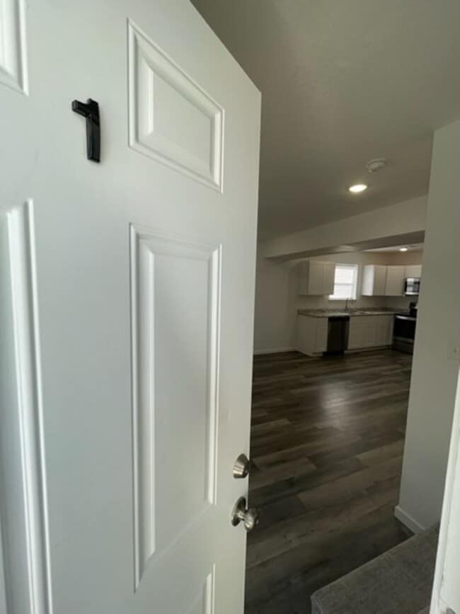 Building Photo - 420 E Doxey St