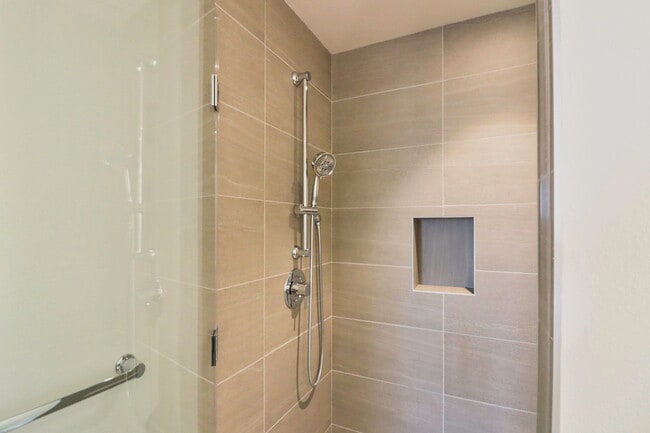 Building Photo - Concourse