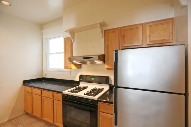 Building Photo - Large 2BR/1BA in Lower Haight, Bay Windows...