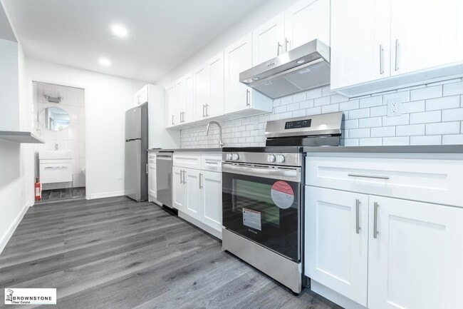 Building Photo - 81 1st Pl