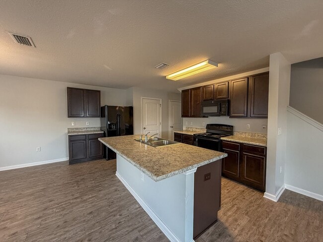 Foto del edificio - 4 bedroom, 2.5 bath home centrally located...