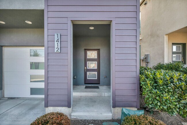 Foto del edificio - Mid-Town Modern Gem With EV Charger