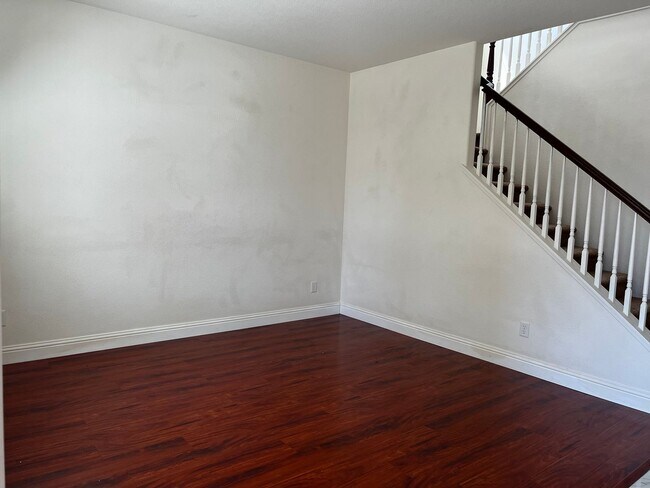 Building Photo - Executive 4 Bedroom, 2.5 Bathroom 2100 Sqf...