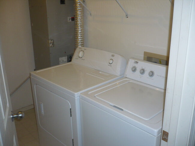Building Photo - 4 Hartwell Ct