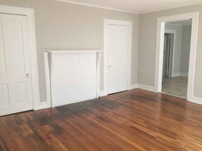 Building Photo - 2 Bedroom 1 Bath with fenced Yard in Woodr...