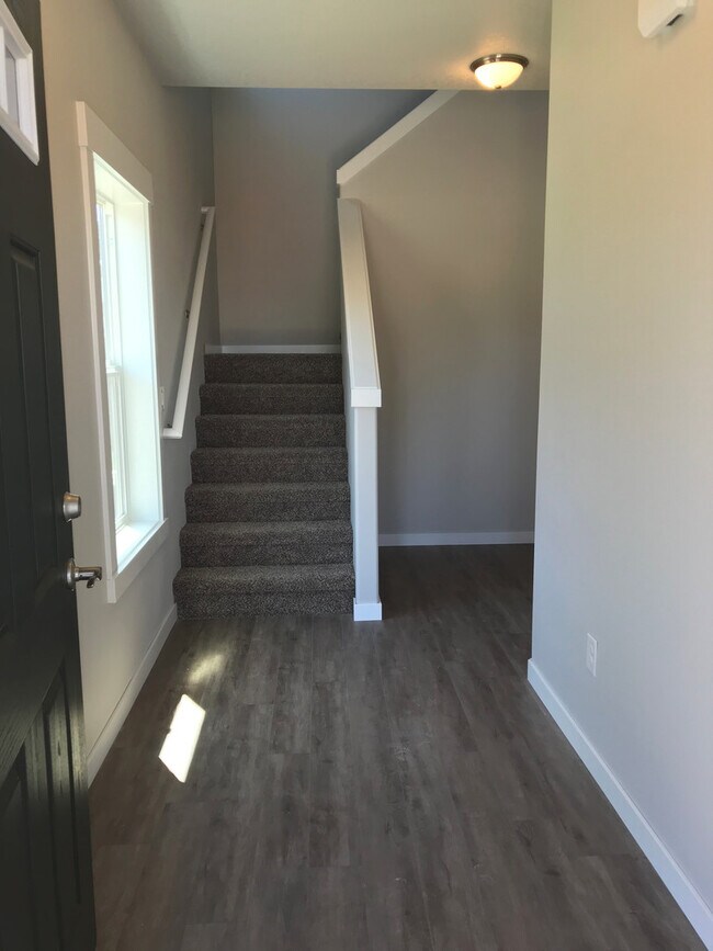 Foto del edificio - NEWER 3-BEDROOM TOWN-HOME WITH A/C FOR REN...