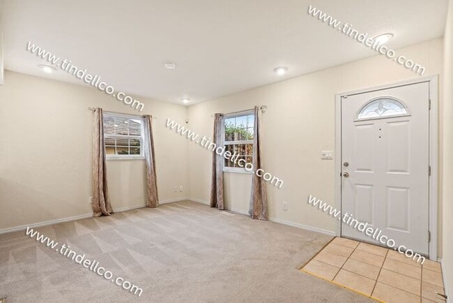 Building Photo - Darling 2 Bedroom North Tabor Home With Of...