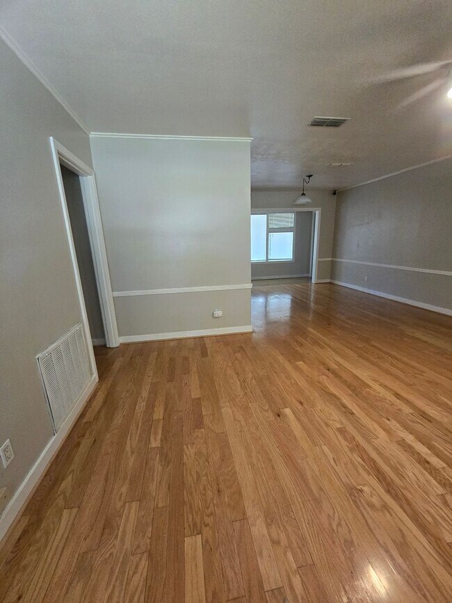 Building Photo - 3 bedroom 2 bathroom