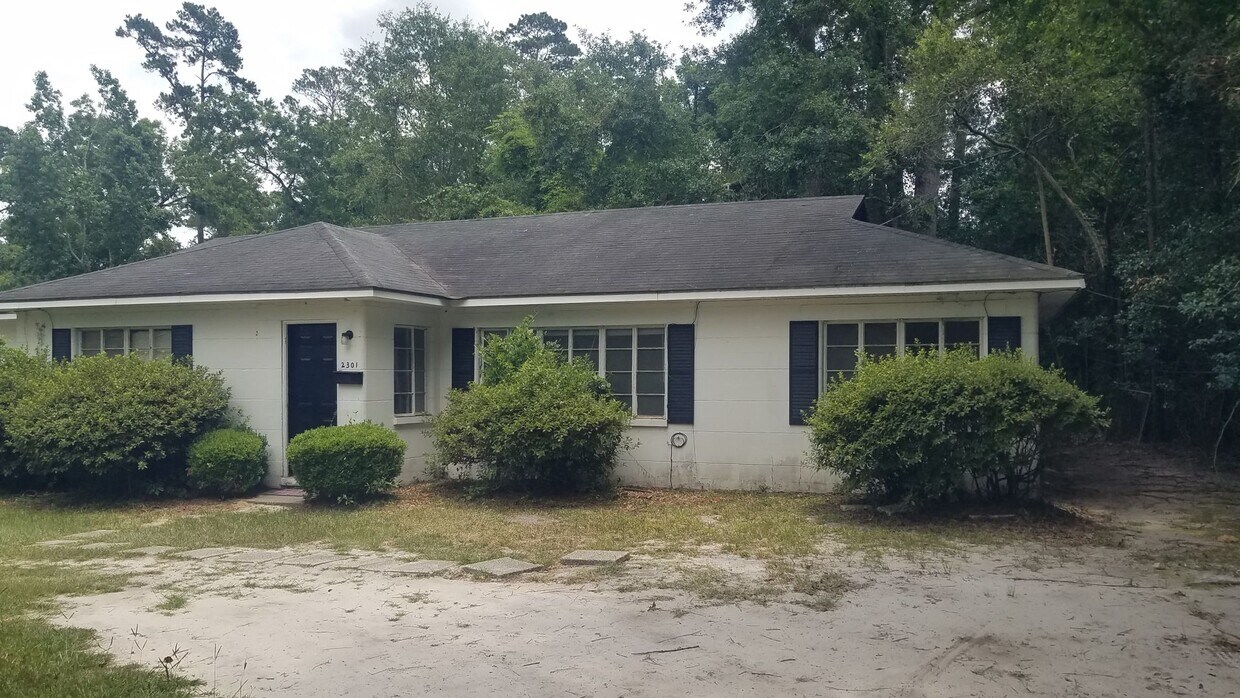 Foto principal - 2 Bedroom/1 Bath Duplex