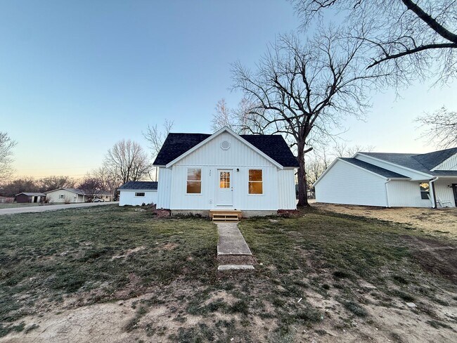 Building Photo - 4 Bed 2 Bath Aurora, MO